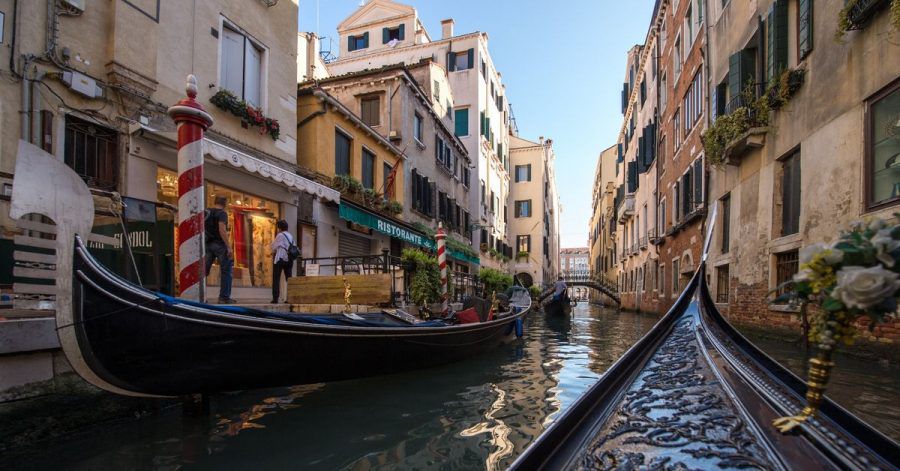 Venedig wird schon lange der baldige Untergang nachgesagt - doch bis heute lockt die Stadt der Kanäle fröhlich Touristen an.