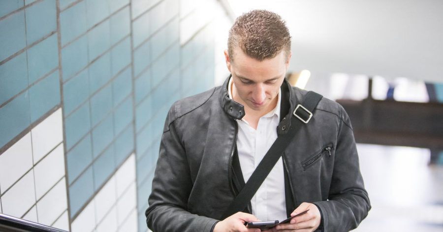 Geht auch am Smartphone: Bahnkunden, deren Züge während des Streiks verspätet oder gar nicht gefahren sind, sollten sich zeitnah um eine Entschädigung bemühen.