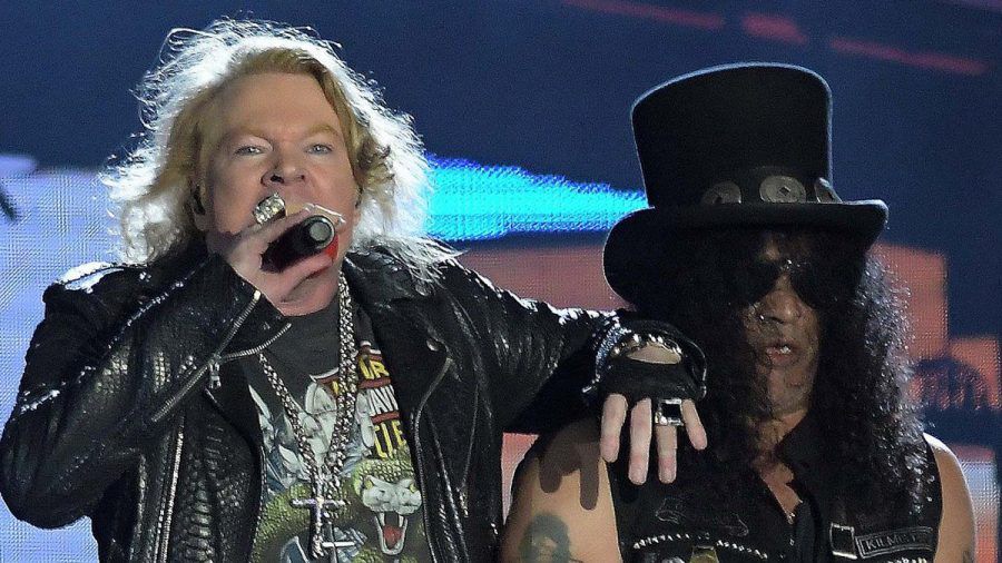 Axl Rose (l.) und Slash von Guns N' Roses während eines Auftritts. (wue/spot)