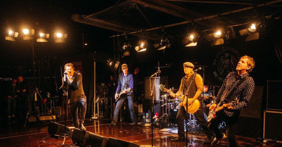 Die Toten Hosen spielten nach einer Lesung von Sänger Campino ein Überraschungskonzert in Düsseldorf.