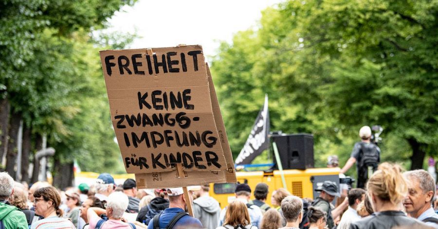 Demonstranten nehmen trotz Verbot an einer unangemeldeten Demo gegen die Corona-Maßnahmen teil.