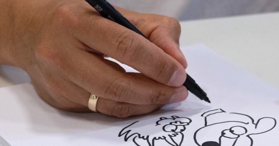Ralph Ruthe, bekannter Cartoonist, Comiczeichner, Autor und Musiker, sitzt im Impfzentrum an der Messe und malt ein Cartoon.