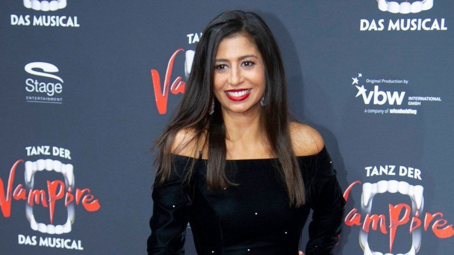 Eva Benetatou muss Hündin Sheikha erst mal zu Papa geben