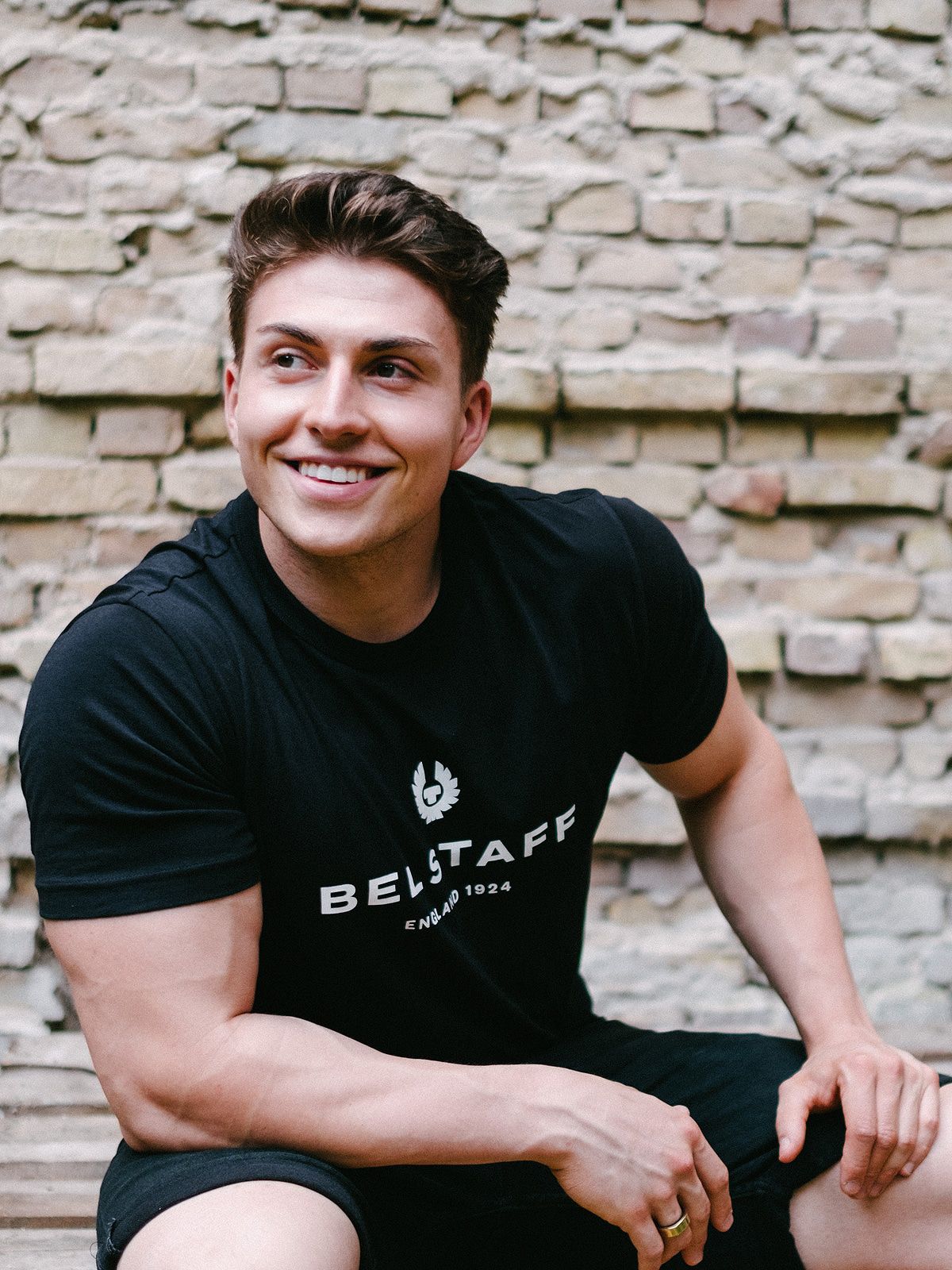 Johny Münster: Die Instagram-Granate auf dem Weg zum neuen Popstar?