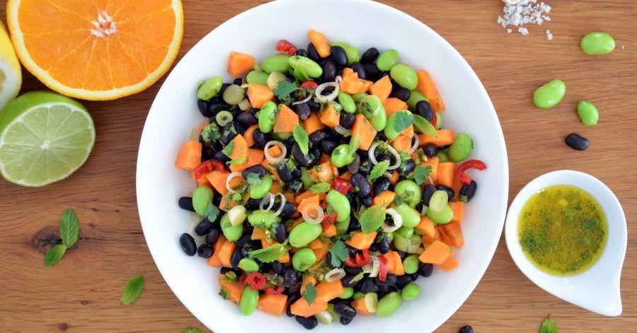 Leuchtend grüne Punkte vermischen sich mit dunklen und orangenen Farbtupfern: Zusammen mit dem Zitrusfrüchte-Dressing wird der nussig-würzige Bohnen-Mix zu einem frischen Salat.