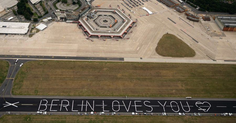 Tische bilden auf der Startbahn des ehemaligen Berliner Flughafens Tegel den Schriftzug «Berlin loves you».