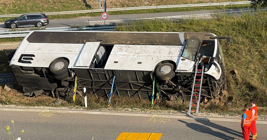 Bei dem Busunfall im niederbayerischen Landkreis Kelheim sind zwei Menschen schwer verletzt worden.