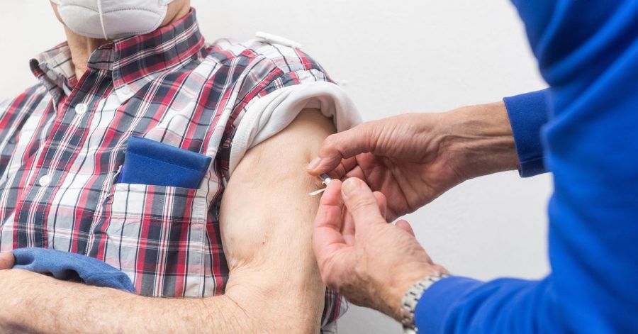 Hochbetagte haben nach der ersten Impfserie häufig eine geringere Immunität gegen das Coronavirus aufgebaut als Jüngere - darum raten Fachleute ihnen zur Auffrischung.