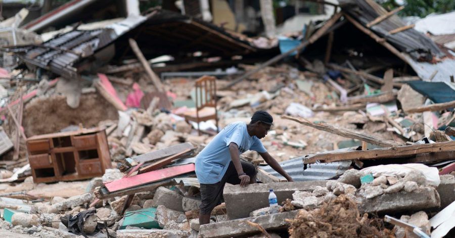 Ein Mann in den Trümmern eines eingestürzten Hause. Nach dem Erdbeben in Haiti ist die Zahl der bestätigten Todesopfer auf fast 2000 gestiegen.