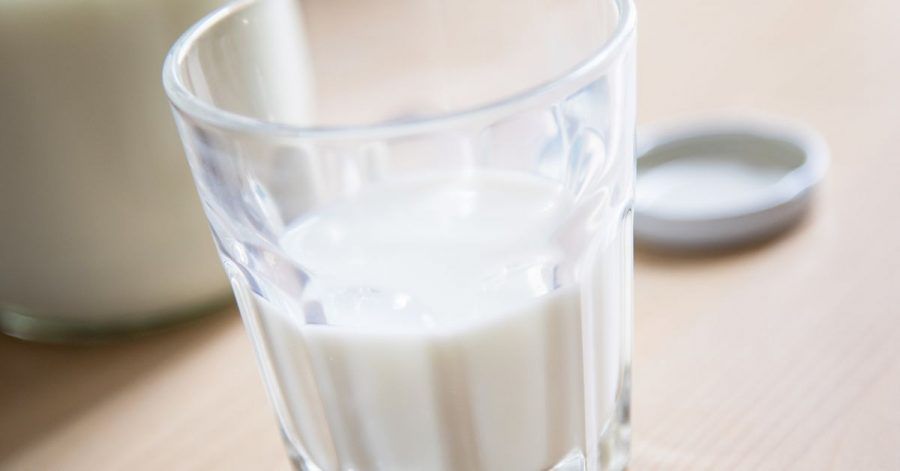 Milch ist reich an Calcium. Doch mit Milchtrinken allein ist der Gesundheit der Knochen nicht gedient.