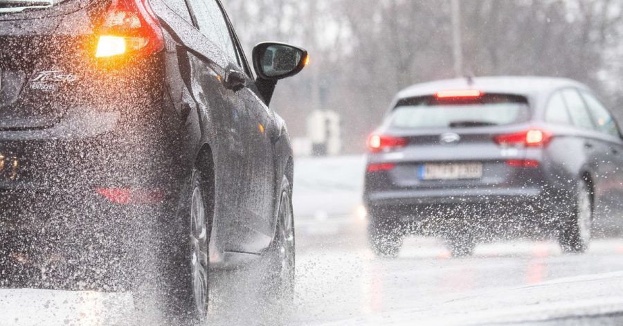 Jetzt bloß langsam machen: Bei nasser Fahrbahn kann es zu Aquaplaning kommen.