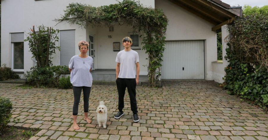 Anja Kassenpecher und ihr Sohn Dennis stehen vor ihrer vorübergehenden Bleibe im nordrhein-westfälischen Kuckum. Bei der Flutkatastrophe Mitte Juli wurde das Haus der Familie aus Ahrweiler zerstört.