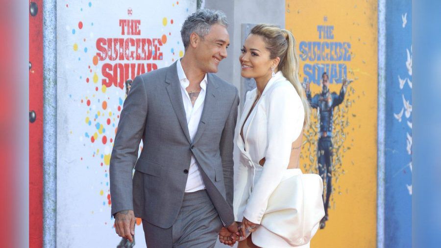 Rita Ora und Taika Waititi liefen Hand in Hand über den roten Teppich. (ili/spot)
