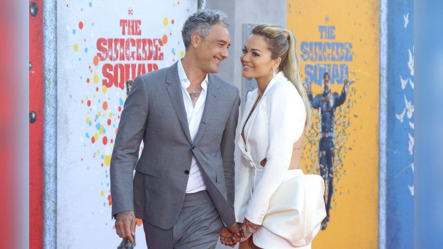 Rita Ora und Taika Waititi liefen Hand in Hand über den roten Teppich.   (ili/spot)