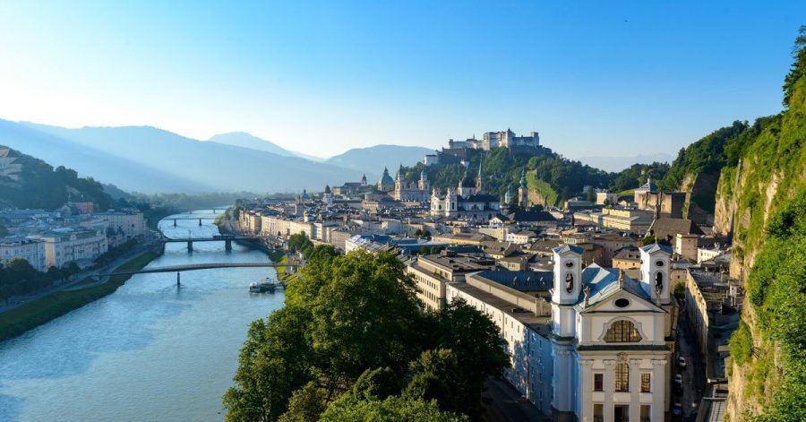 Vom Mönchsberg aus können Touristen gut auf die Salzburger Altstadt blicken.