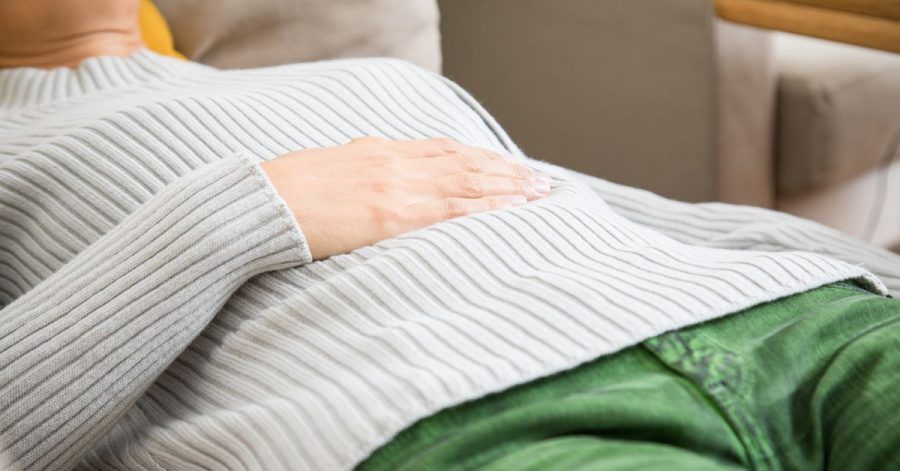 Durch tiefe Entspannung und spezielle Suggestionen soll bei der Darmhypnose der Verdauungstrakt beruhigt werden.