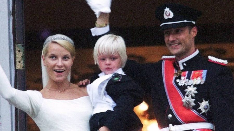 Kronprinzessin Mette-Marit mit Sohn Marius und Kronprinz Haakon von Norwegen am 25. August 2001. (ncz/spot)