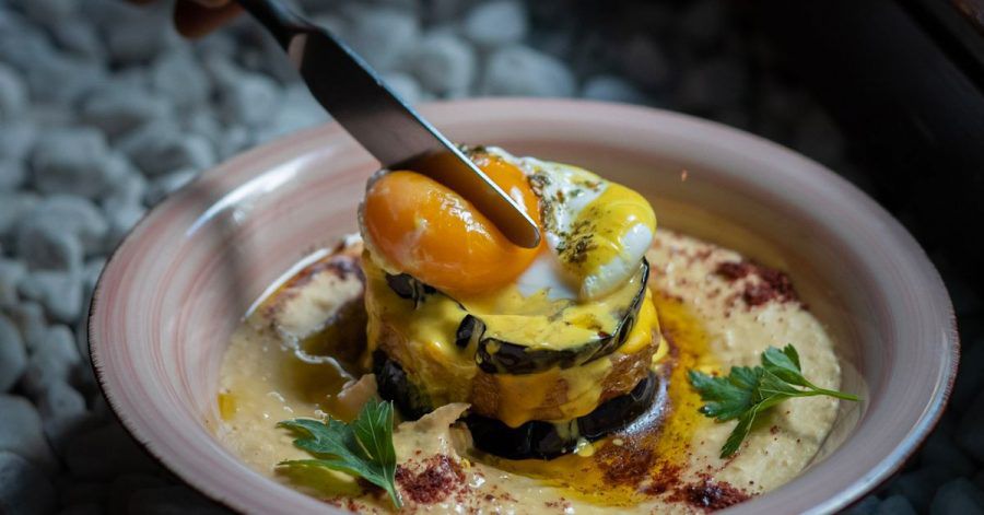 Im Berliner Restaurant Kanaan wird Hummus als Hauptgericht serviert, wie etwa Hummus Sabich mit Auberginen und Ei.