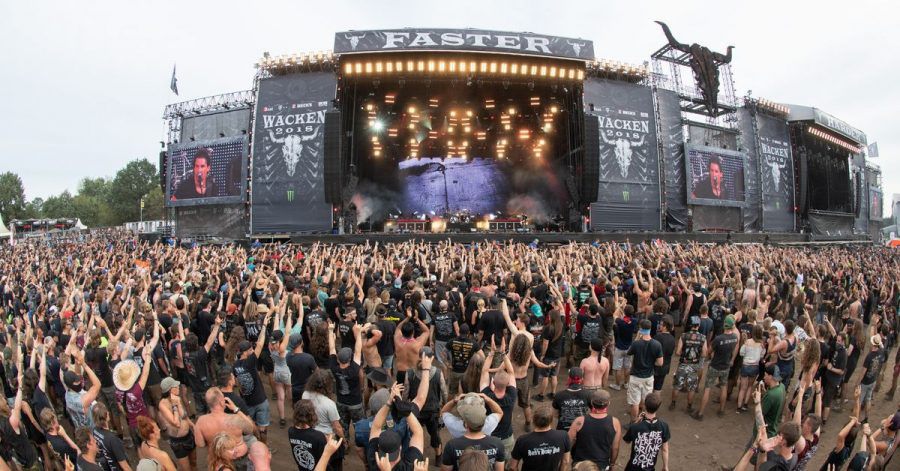 Festivalbesucher vor einer der Hauptbühnen des Wacken Open Air Festivals 2018.