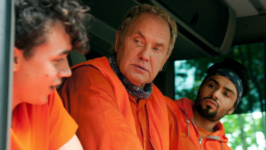 "Die Drei von der Müllabfuhr: Mission Zukunft": Werner Träsch (Uwe Ochsenknecht, m.), Tarik (Aram Arami, r.) mit Schülerpraktikant Dennis (Ben Litwinschuh). (cg/spot)