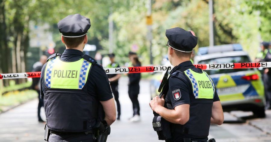 Einsatzkräfte stehen an einer Polizeiabsperrung auf dem Gorch-Fock-Wall in Hamburg.
