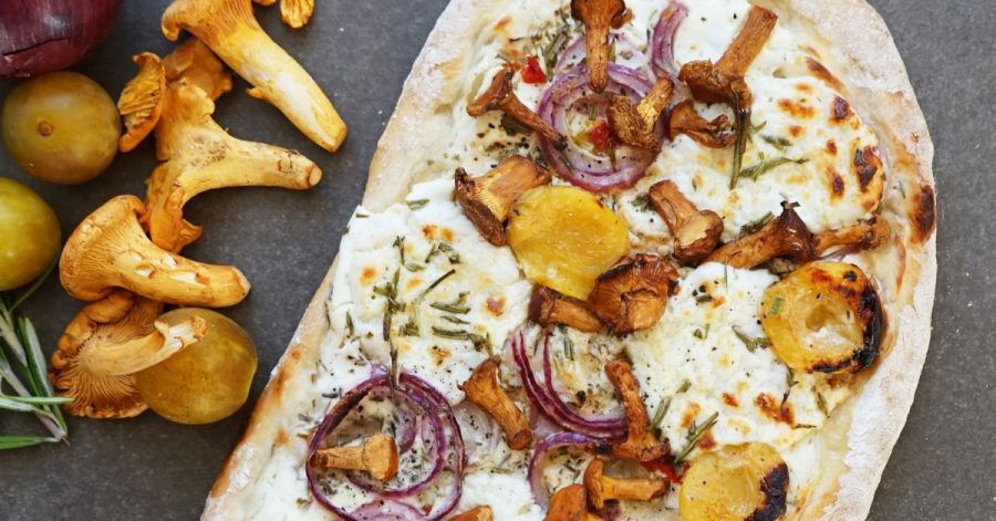 Der Dinkelmehl-Teig für die Pizza Agosto wird oval ausgerollt.