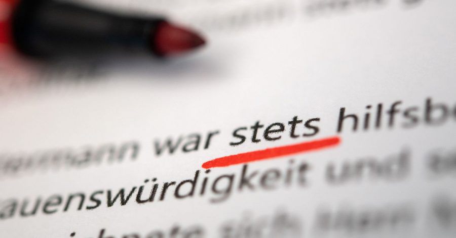 War der Zeugnisempfänger hilfsbereit oder sogar stets hilfsbereit? Es lohnt sich, bei Arbeitszeugnissen genau auf die verwendeten Formulierungen zu achten.