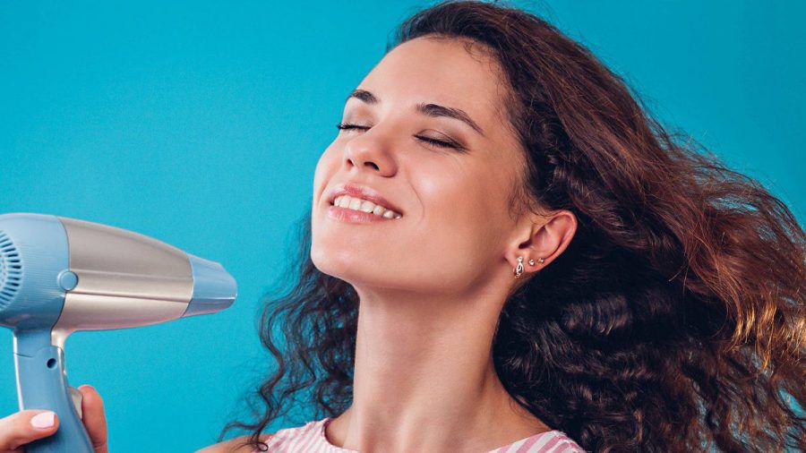 Hohe Luftfeuchtigkeit erfordert besonderes Haarstyling. (ncz/spot)