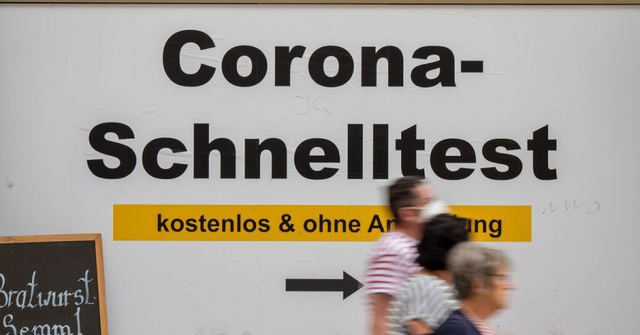 Ein Schild weist am Münchner Rathaus den Weg zu kostenlosen Corona-Schnelltest ohne Anmeldung.