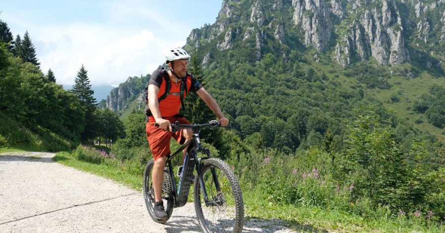 Mit einem E-Bike ist die lange Auffahrt zum Rifugio Nino Pernici kein Problem.