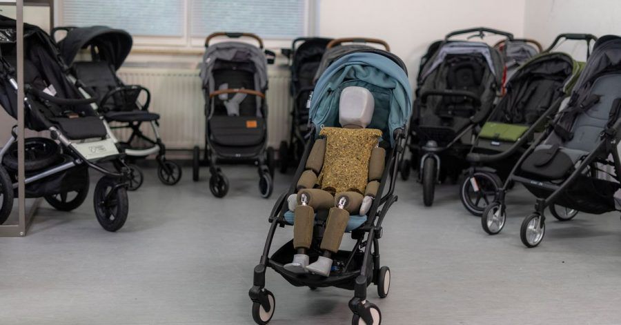 Mit einem Dummy, der einem dreijährigen Kind entspricht, hat die Stiftung Warentest neun Buggys und drei Jogger-Buggys unter anderem auf Bequemlichkeit überprüft.