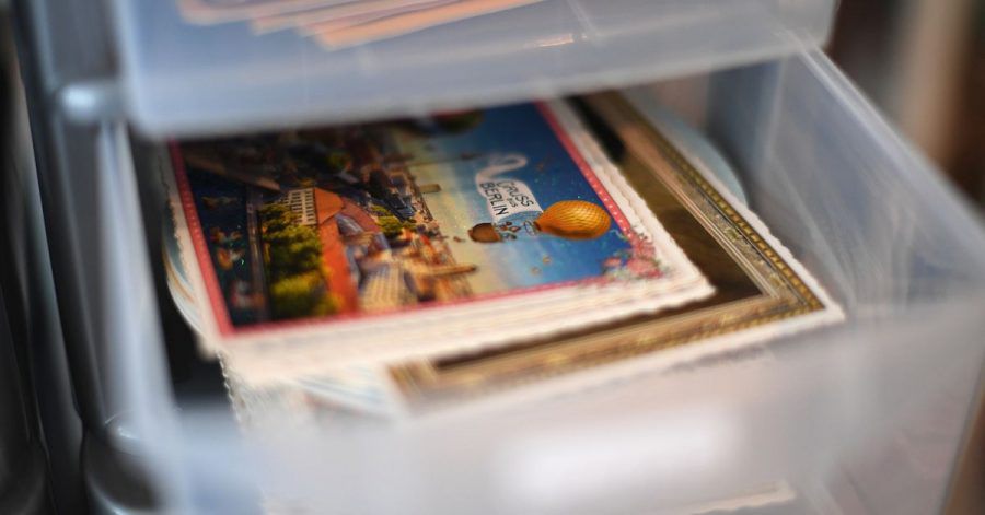 Erinnerungen auf Papier: Viele heben sich Postkarten und Briefe auf - manche bugsieren sie aber auch direkt in den Mülleimer.