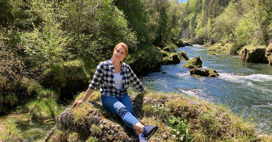 Die Moderatorin Judith Rakers ist Expertin für süße Brotaufstriche und zeigt jetzt den Zuschauern in der Reihe «Wunderschön!» - wie hier am Traunfall-Wasserfall - die Welt.