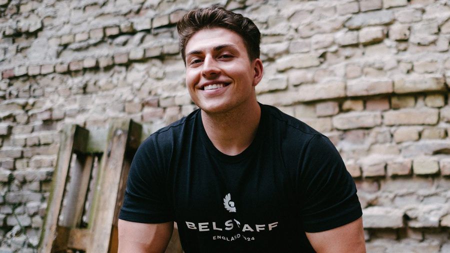 Johny Münster: Die Instagram-Granate auf dem Weg zum neuen Popstar?