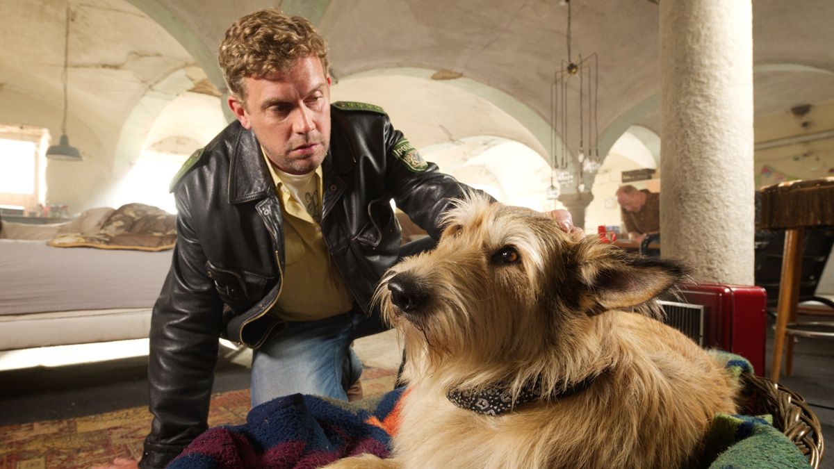 Filmkritik "Kaiserschmarrndrama": Morde, ein Hund und viel Chaos
