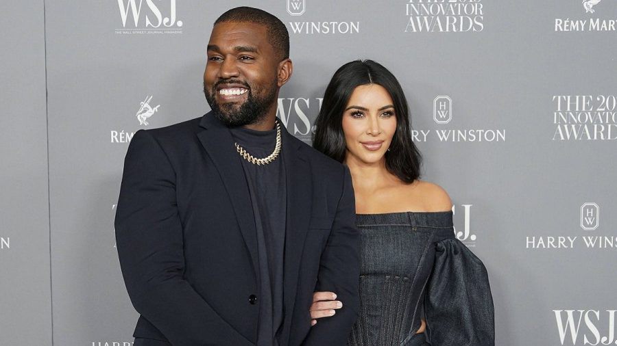 Kim Kardashian steht im Hochzeitskleid vor Kanye West