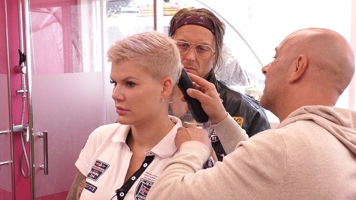 Hier zeigt Melanie Müller ihre Glatze und Uwe Abel seinen nackten Body