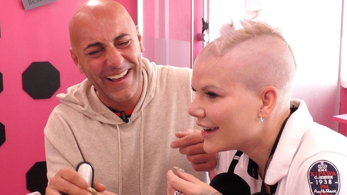 Hier zeigt Melanie Müller ihre Glatze und Uwe Abel seinen nackten Body