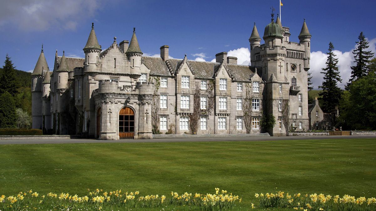 Die Queen erstmals allein auf Schloss Balmoral