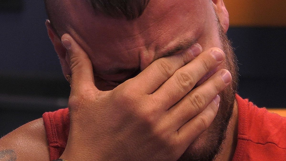 Ist Eric Sindermann wirklich so dumm, wie ihn seine Mitbewohner einschätzen?