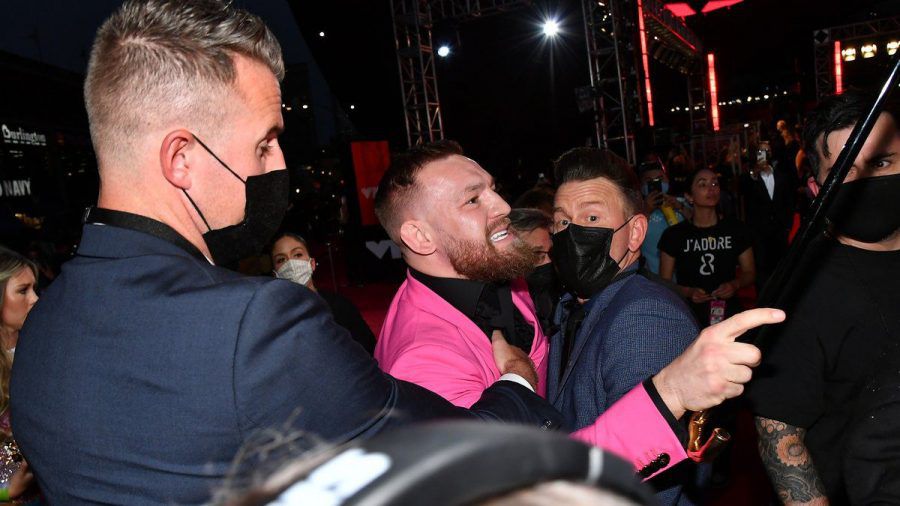 Conor McGregor wurde von Security-Männern festgehalten. (jom/spot)