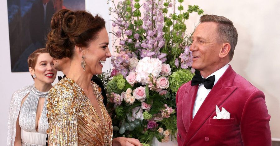 Kate (l), Herzogin von Cambridge, spricht mit Daniel Craig bei ihrer Ankunft zur Weltpremiere des neuen James Bond Films «No Time To Die» in der Royal Albert Hall.