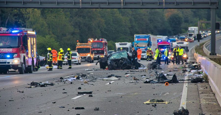 Die Autobahn 5 gleicht nach nach einem Unfall einem Trümmerfeld.