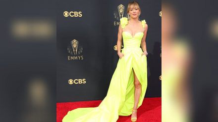 Kaley Cuoco am Sonntag auf dem roten Teppich der Emmy Awards. (ili/spot)