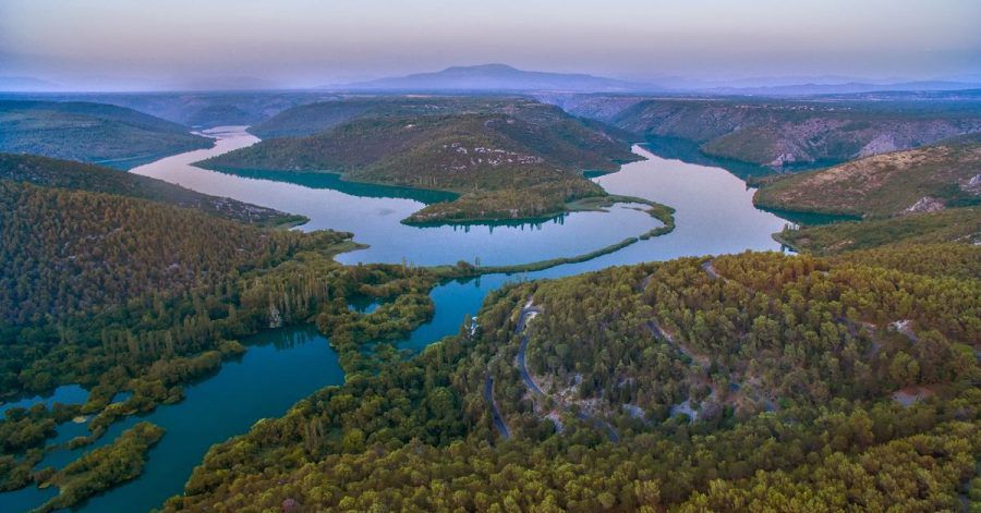Kroatiens Krka Nationalpark ist eines der schönsten Naturwunder des Landes. Nicht umsonst kommen in den Sommermonaten zahlreiche Tagesausflügler.