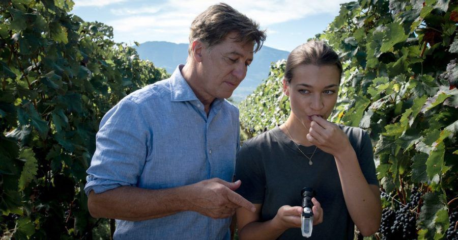Der Südtiroler Winzer Matteo DeCanin (Tobias Moretti) prüft in seinem Weinberg mit seiner Tochter Laura (Antonia Moretti) den Reifegrad der Weintrauben.