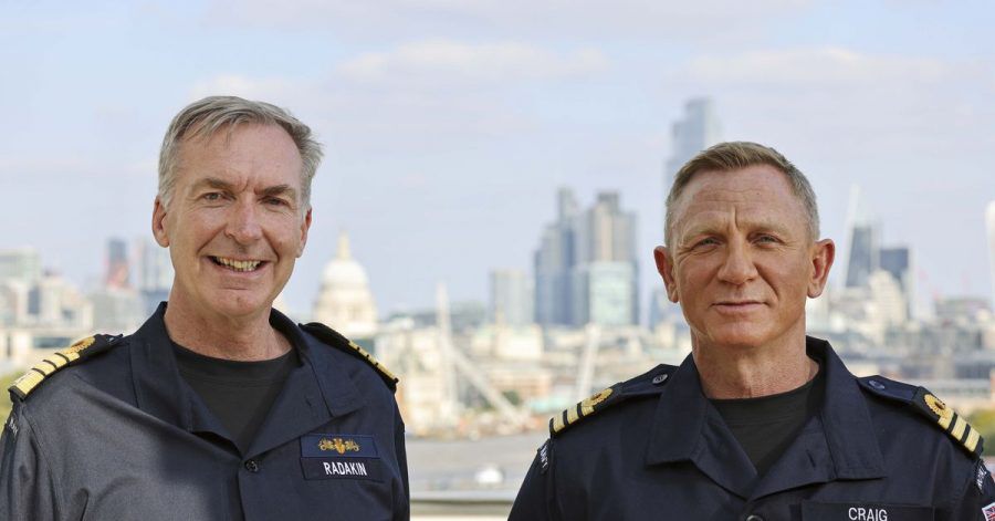 Marinechef Sir Tony Radakin hat Daniel Craig (r) zum Ehren-Commander ernannt.