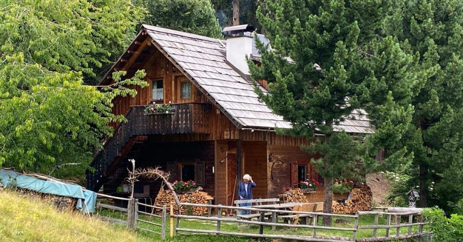 Die «Alplhütte» liegt ruhig am Waldrand auf einer Almwiese.