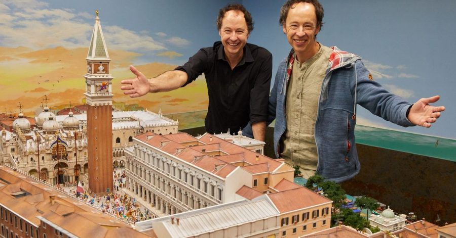 Die Unternehmer Frederik (l) und Gerrit Braun stehen während einer Pressekonferenz im Hamburger Miniatur Wunderland neben dem neuen Venedig-Abschnitt.
