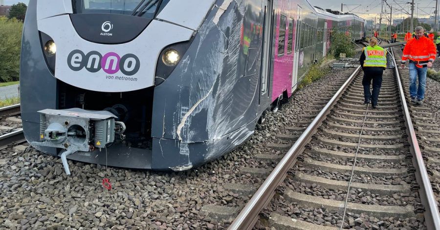 Ein Zug ist beim Rangieren in Wolfsburg an einer Weiche aus dem Gleis gesprungen
